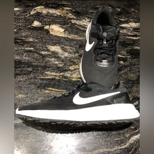 Nike Women's Revolution 6 Next Nature sneakers in black and white -  Sz 8